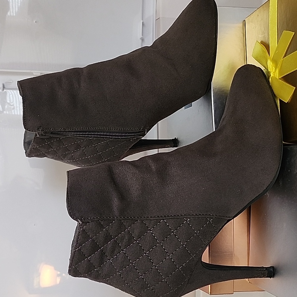 DexFlex dark gray 3" heel suede ankle booties with quilting around heel Size 7